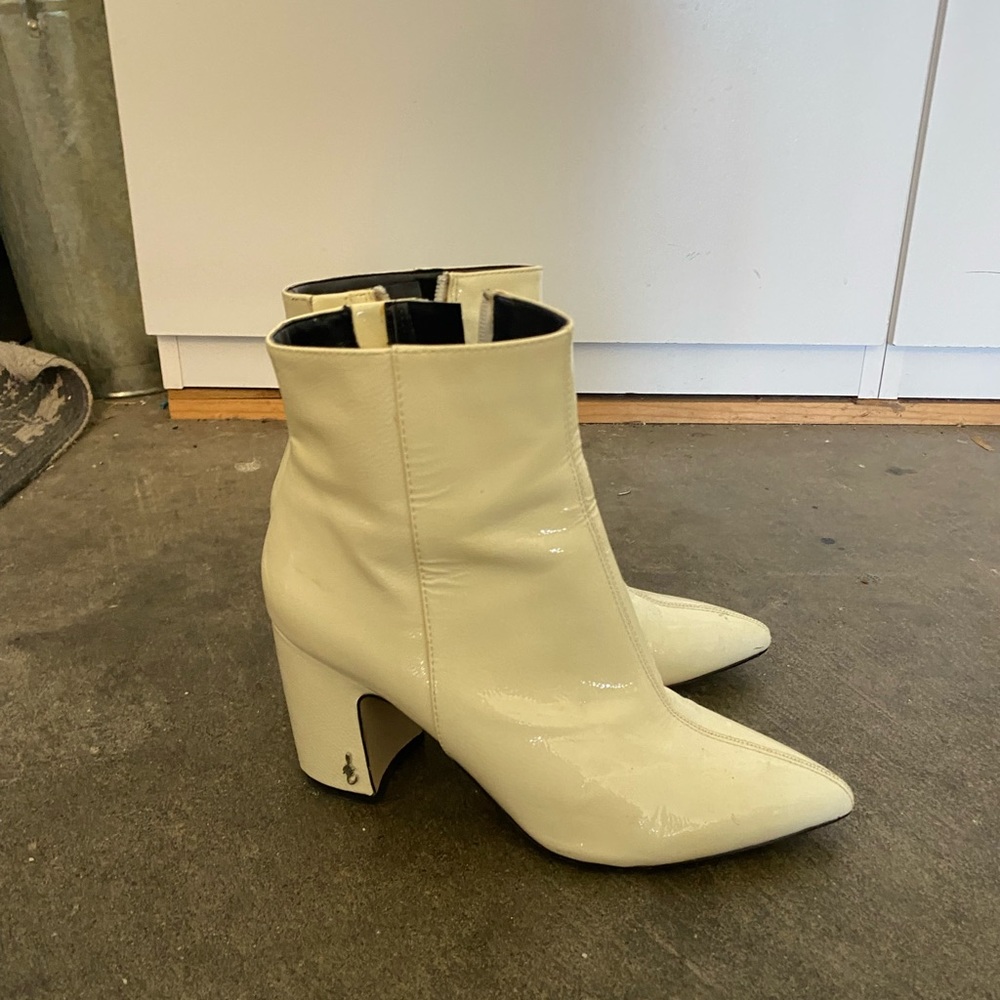 White heeled pointed toe Sam Edelman boots in a size 7.5. Lightly worn.